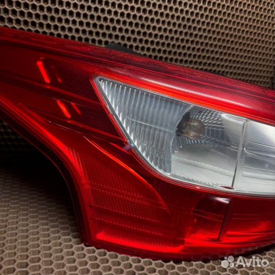 Фонарь задний левый Ford Focus BM iqdb