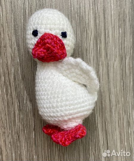 Игрушка гусенок амигуруми