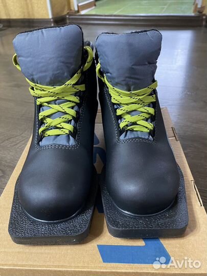 Лыжные ботинки детские. Размер 33