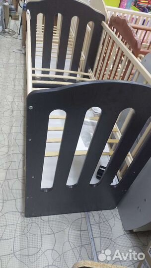 Детская кроватка с маятником и ящиком