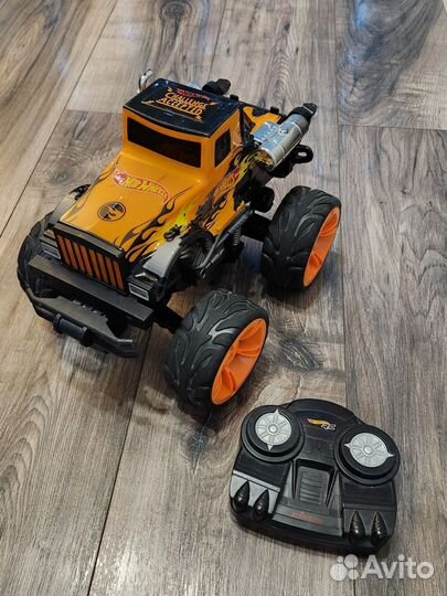Машинка Hot Wheels на пульте управления