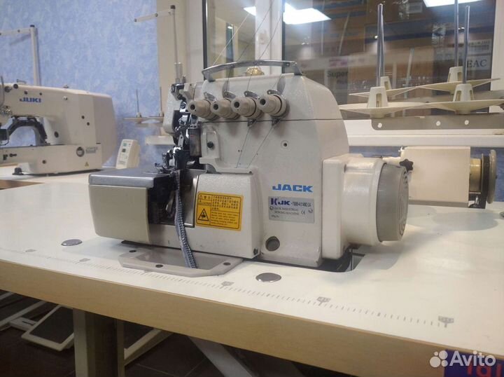 Промышленный четырехниточный оверлок Jack 768D б/у