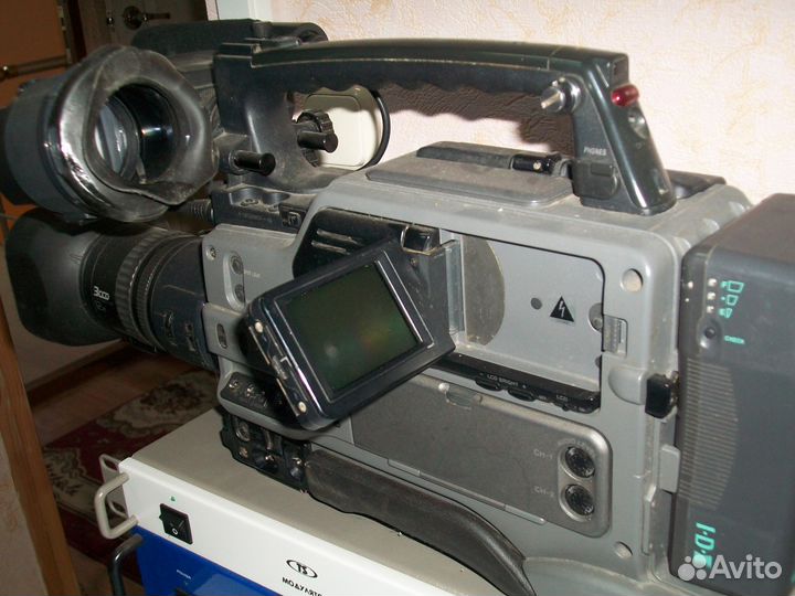 Продам профессиональную видеокамеру sony DSR-250