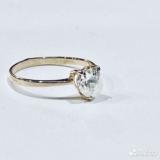 Золотое кольцо с камнем