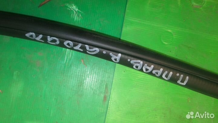 Genesis G70 уплотнитель передней правой двери