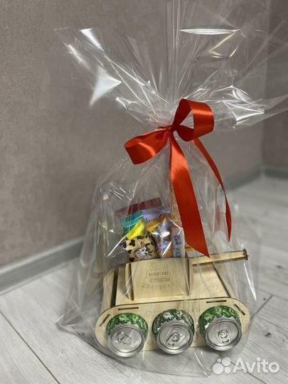 Танк из дерева с напитким и вкусняшками