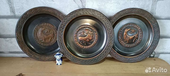 Металлические тарелки на стену, сухарница