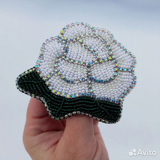 Брошь ручной работы из бисера