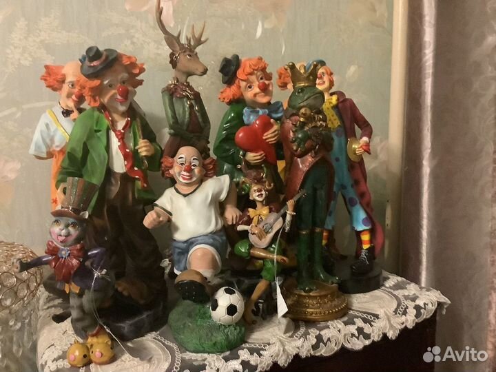 Заяц с часами много зверюшек балерина гвардеец лаг