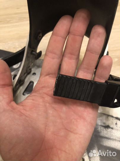 Сноуборд с ботинками и креплением