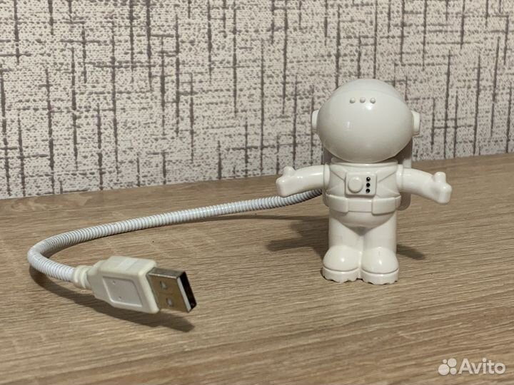 Светильник космонавт