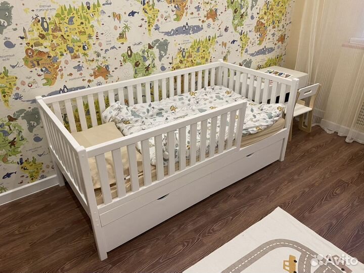 Детская кровать с вертикальными бортиками