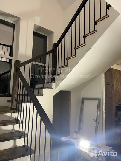 Обшивка бетонной лестница дубом, цвет венге