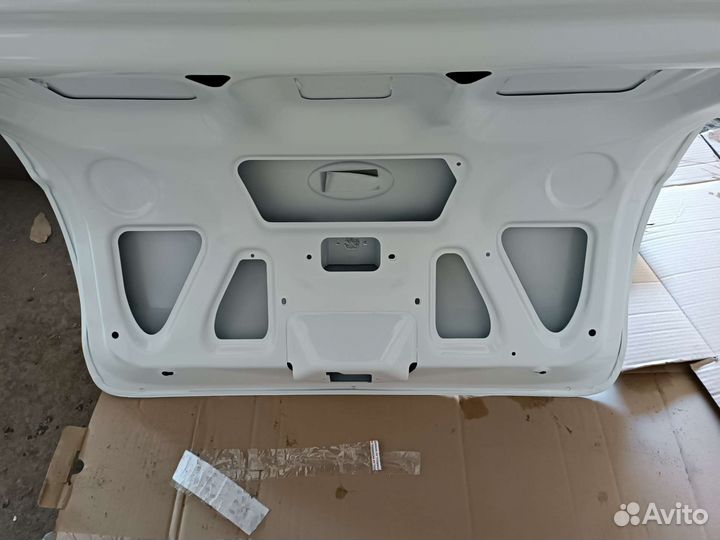 Крышка заднего багажника гранта седан белый