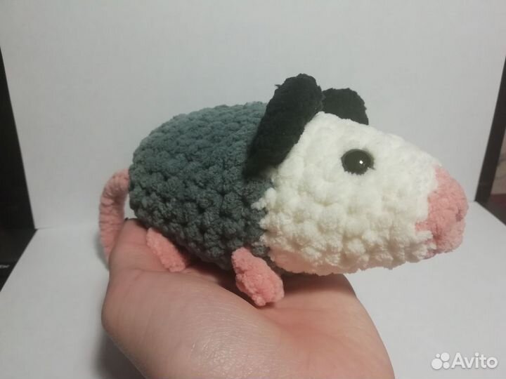 Опоссум из плюшевой пряжи