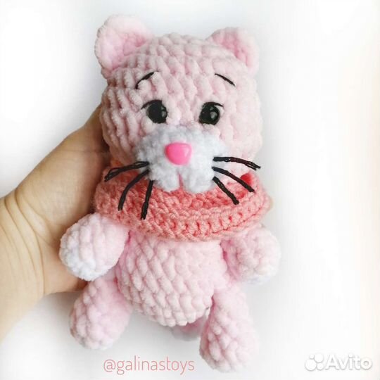 Вязаная игрушка котик