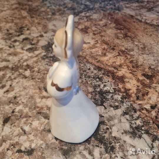 Статуэтка девушка с голубем