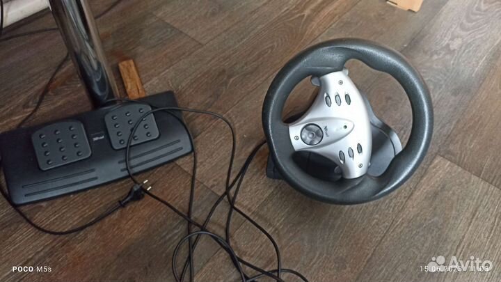 Игровой руль с педалями