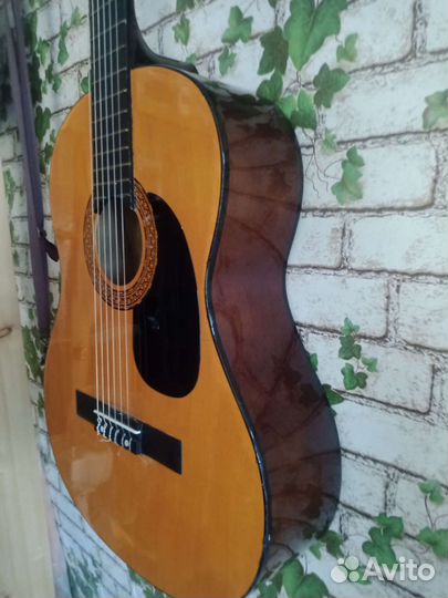 Классическая акустическая гитара