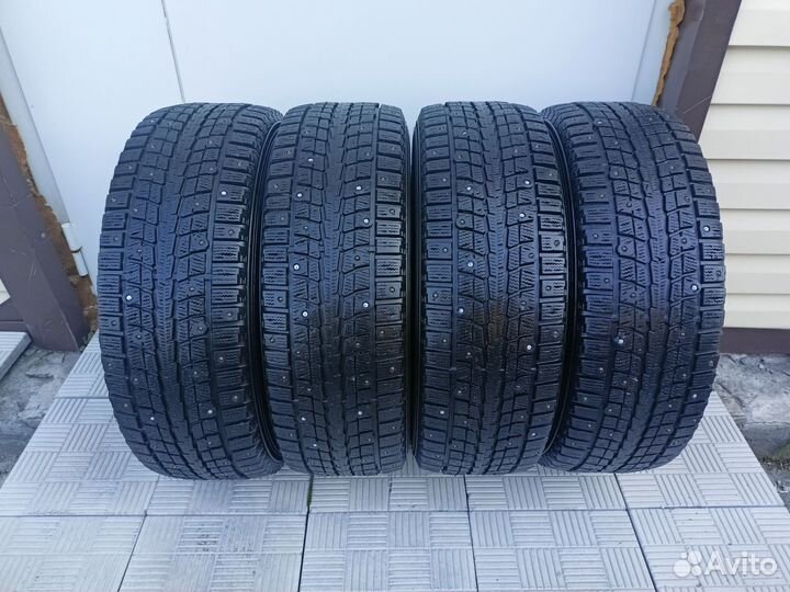 Dunlop SP Winter Ice 01 215/65 R16