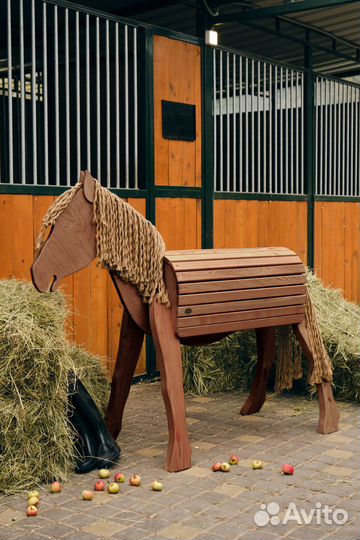 Скульптура деревянной лошадки. Декор для детей