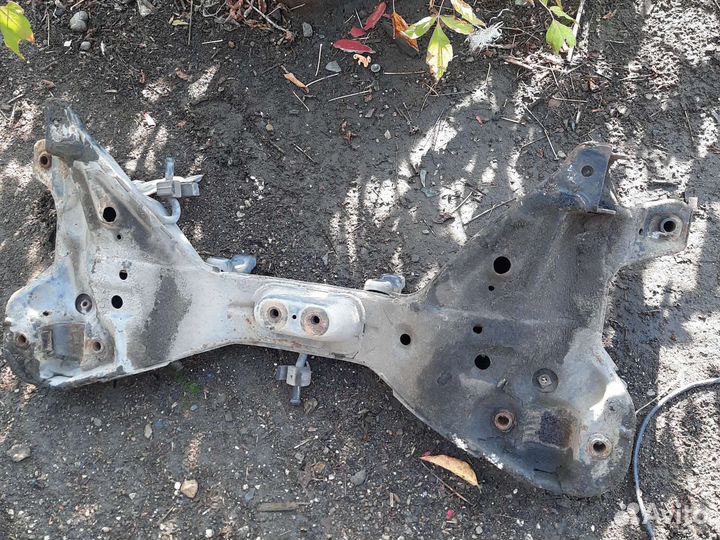 Подрамник Митсубиси каризма