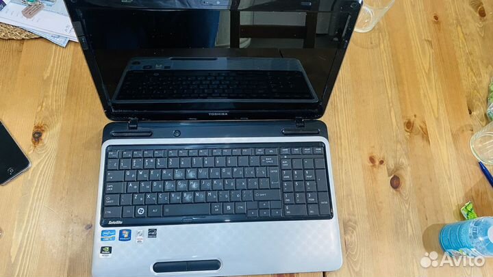 Ноутбук Toshiba, планшет iPad, iPhone 4, 5 и 5s