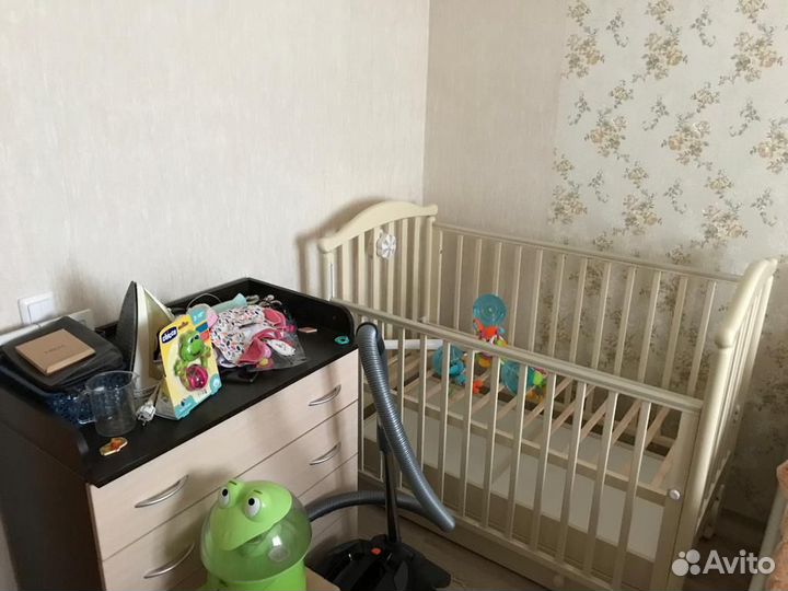 Детская кроватка с маятником и ящиком