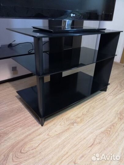 Стеклянная тумба под телевизор