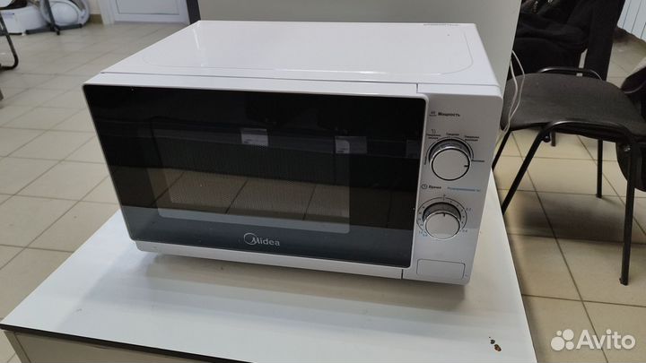 Микроволновые печи Midea MM720C4E-W