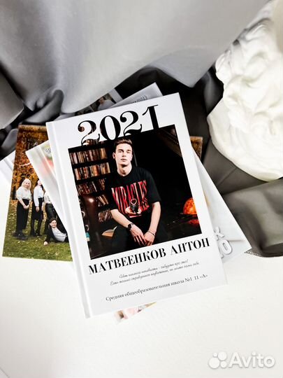 Выпускные альбомы и фотограф на выпускной