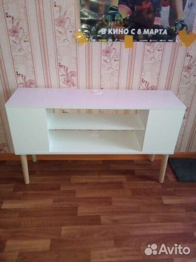 Тумба под телевизор с деревянными ножками