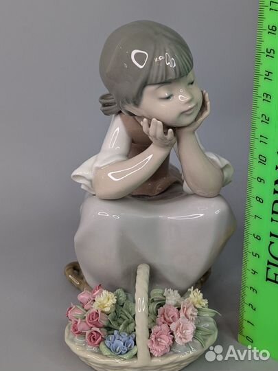 Статуэтка девочка с корзиной цветов Lladro