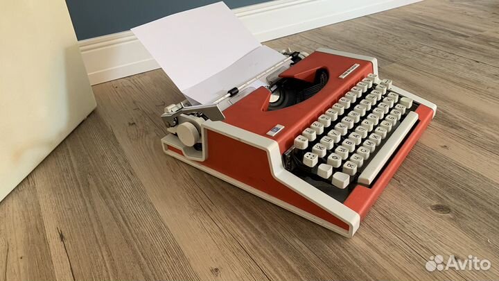 Старая печатная машинка механическая из СССР