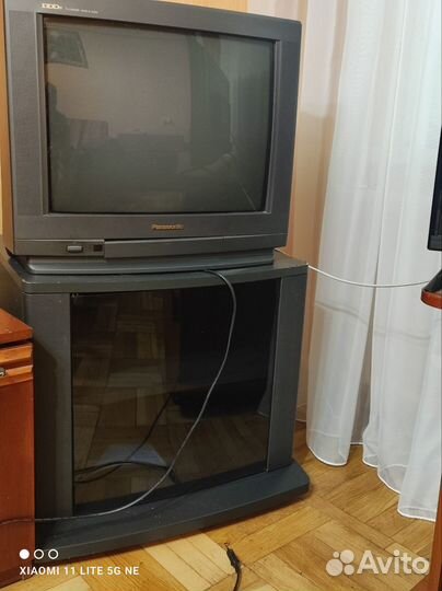 Тумба бу, телевизор в рабочем состоянии