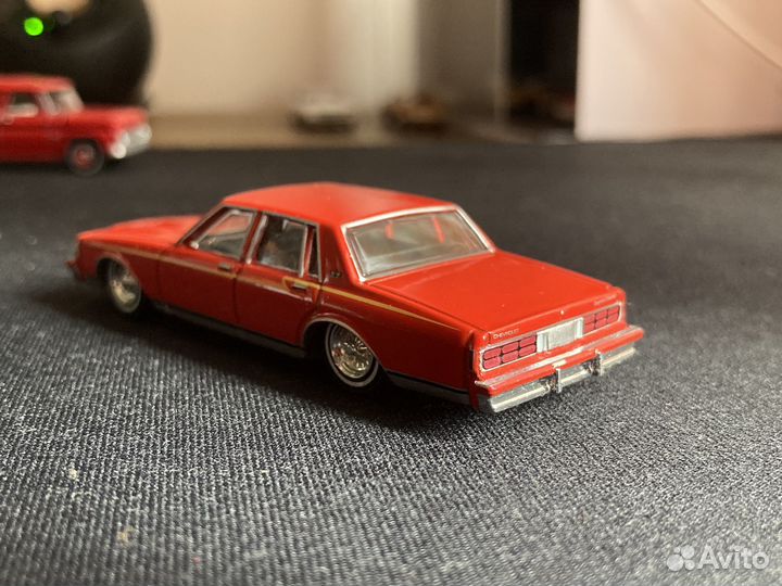Модель автомобиля 1:64 Lowrider Chevrolet Caprice
