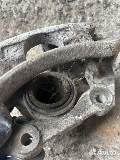 Суппорт тормозной левый audi 80