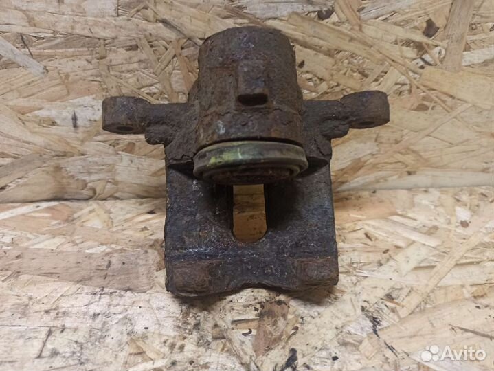 Суппорт задний левый Toyota Corolla E 120