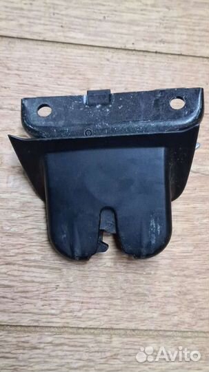 Замок Крышки багажника Ауди А4 В6 универсал