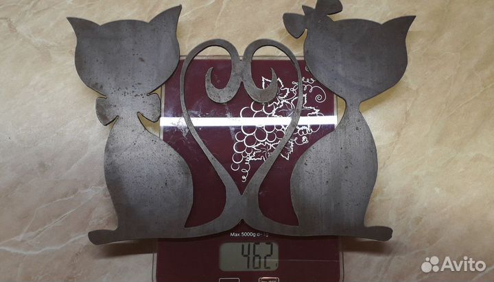 Влюблённая парочка котят из металла