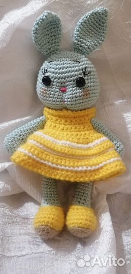 Вязаная игрушка заяц