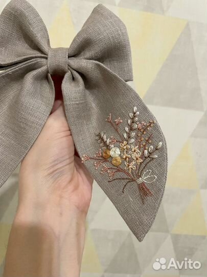 Бант с вышивкой на заколке ручная работа