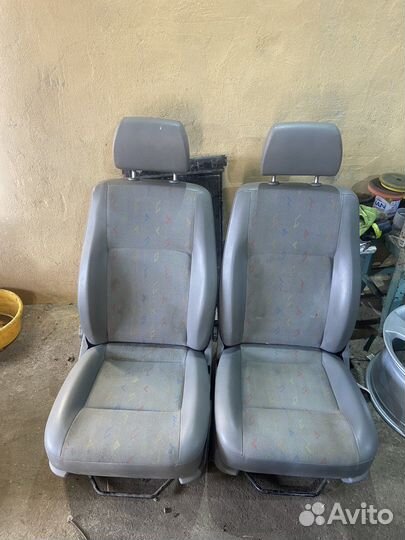 Передние сиденья vw t5