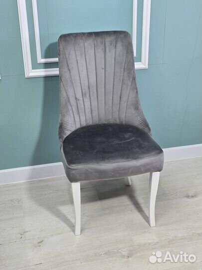 Стол и стулья в гостиную. В наличии