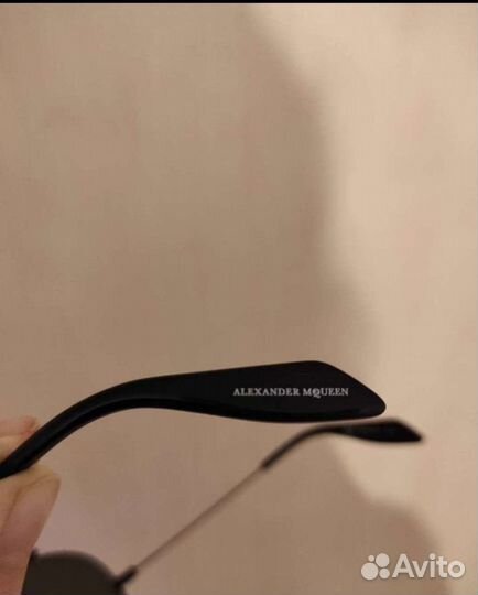 Солнцезащитные очки McQueen носил Паша Воля