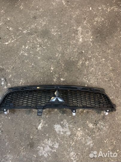 Решетка радиатора Митсубиси Аутлендер XL