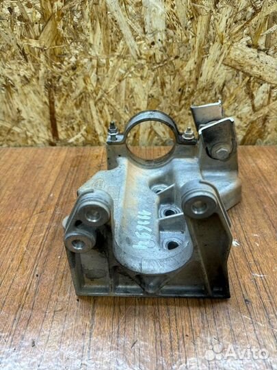 Кронштейн промежуточного вала Land Rover