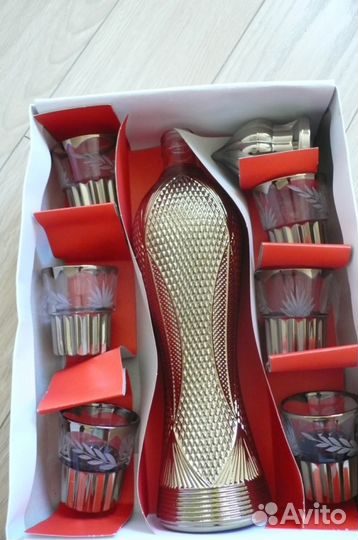 Набор рюмок и емкость из стекла