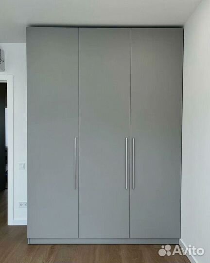 Современный распашной шкаф