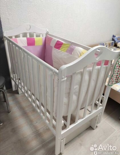 Детская кроватка с поперечным маятником